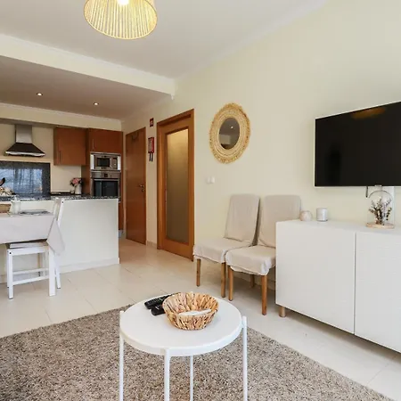 Charming Flat 10 Min Walk To Beach דירה *