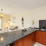 Apartmán Charming Flat 10 Min Walk To Beach *